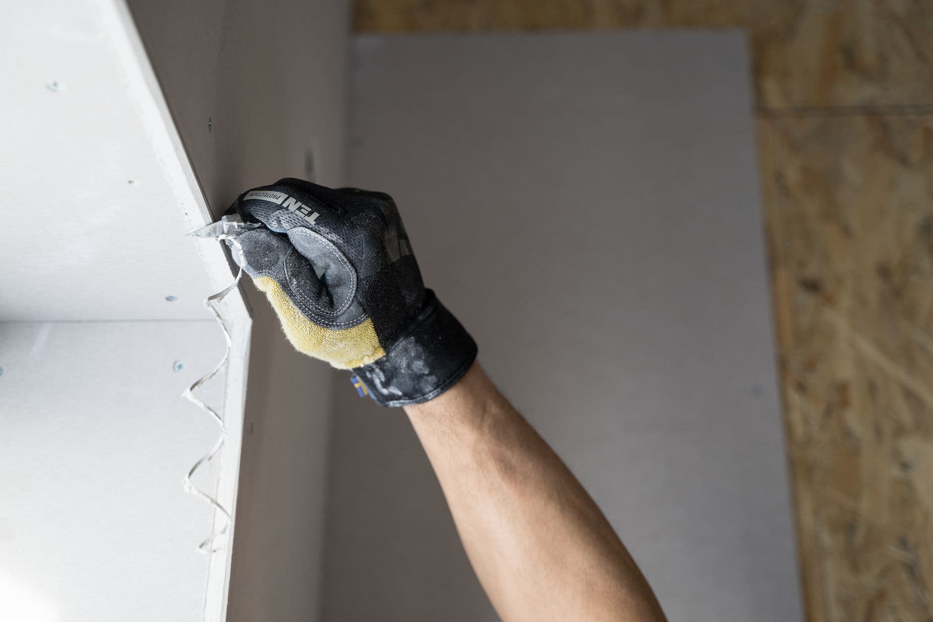 Handwerker bei Trockenbauarbeiten