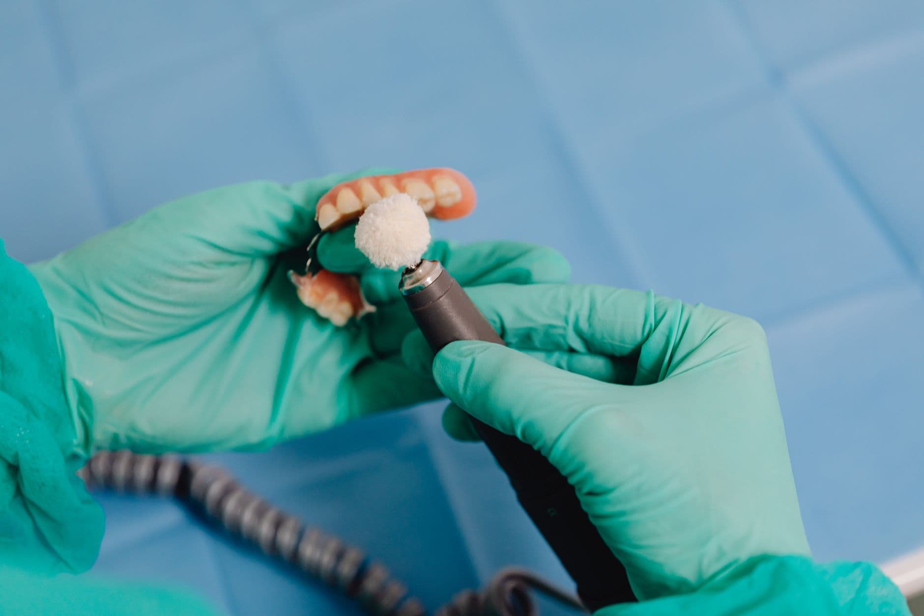 Zahntechnikerin bei der Arbeit im Dentallabor
