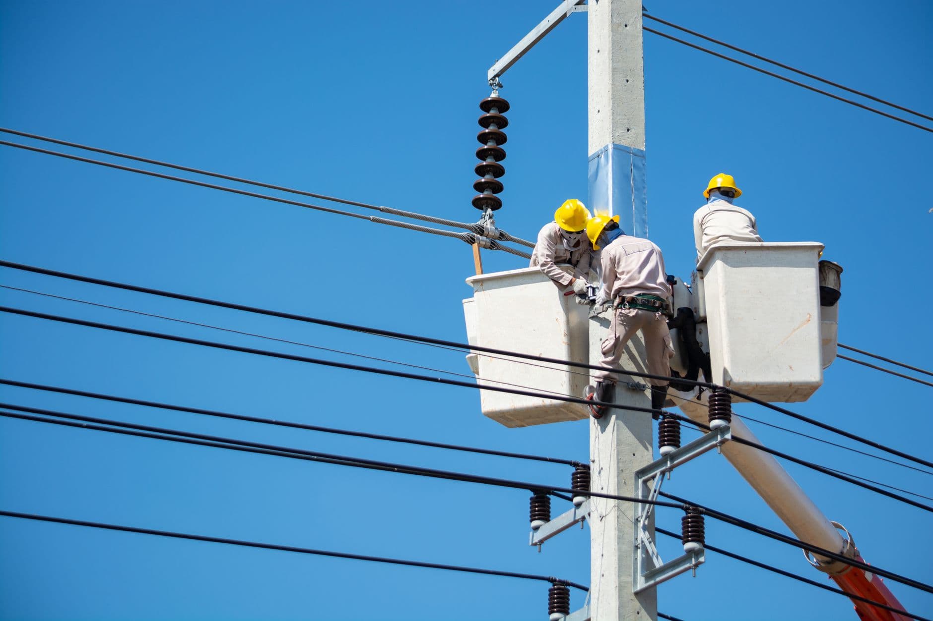 Elektriker bei der Arbeit an einer Freileitung
