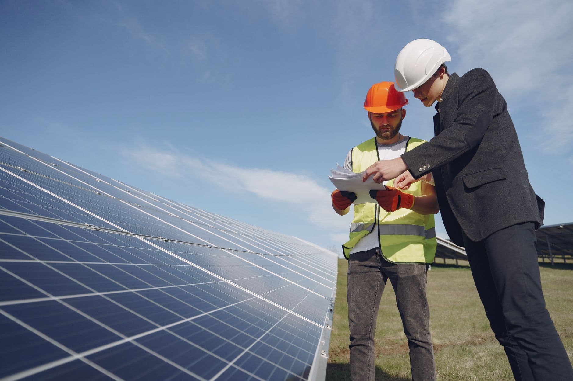 Techniker bei der Installation einer Solaranlage