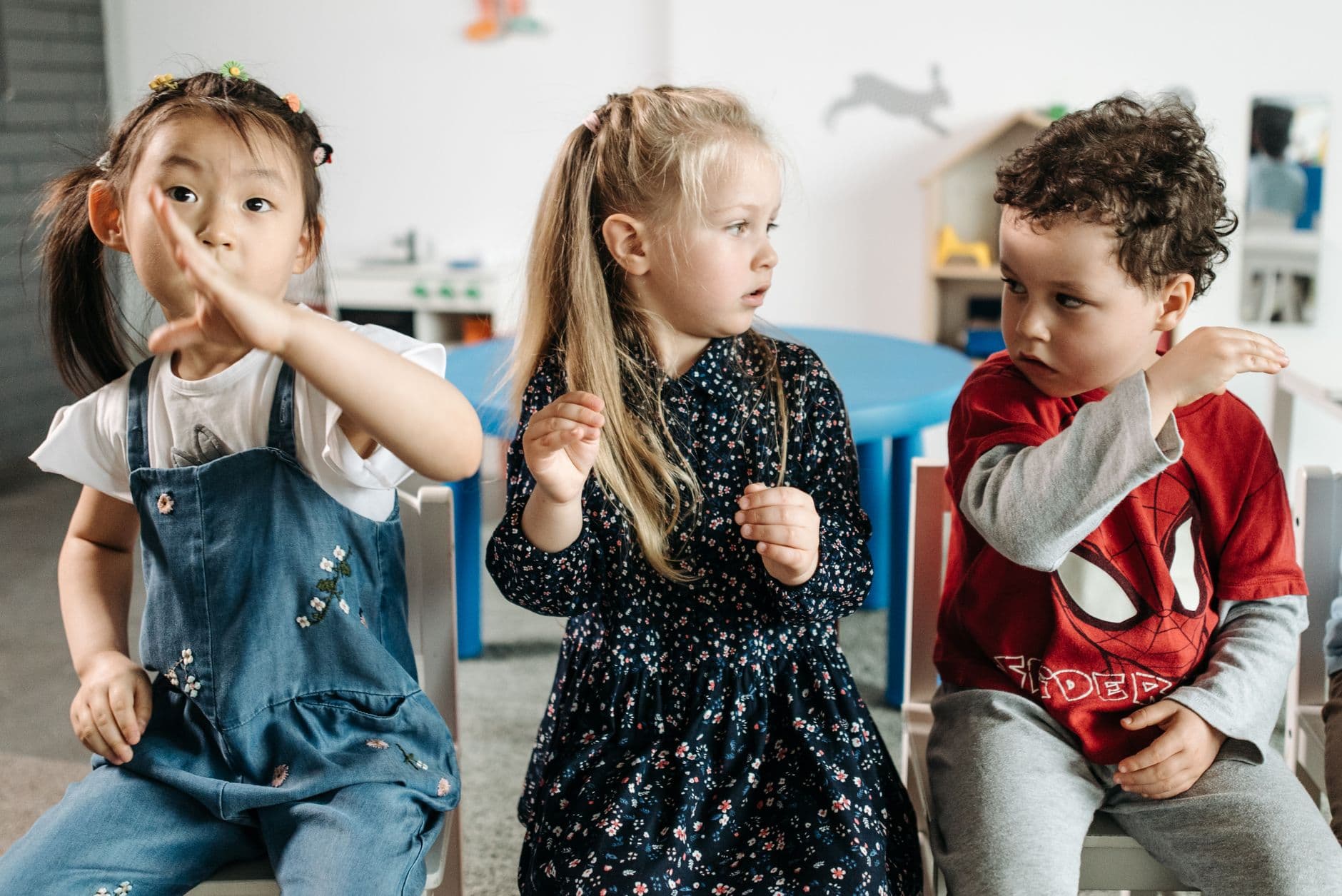 Kinder beim Spielen in einer Kita