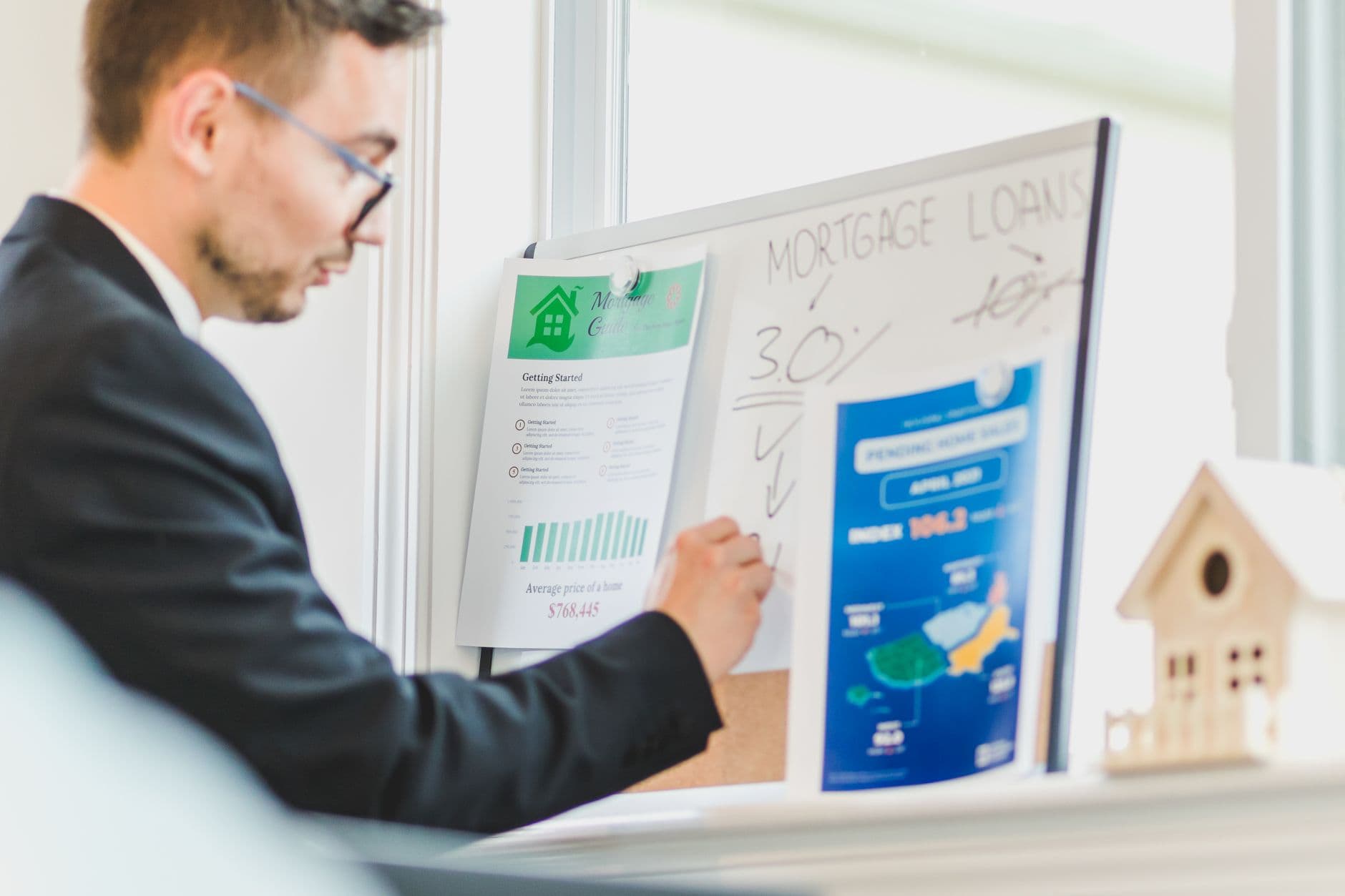 Immobilienmakler bei der Arbeit im Büro