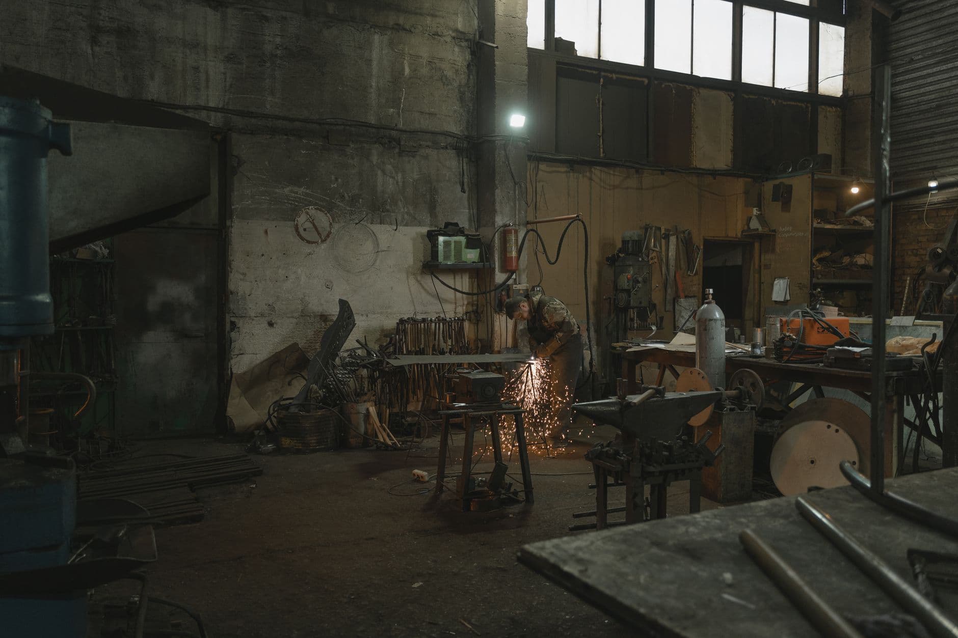 Schweißarbeiten in einer Metallbauwerkstatt