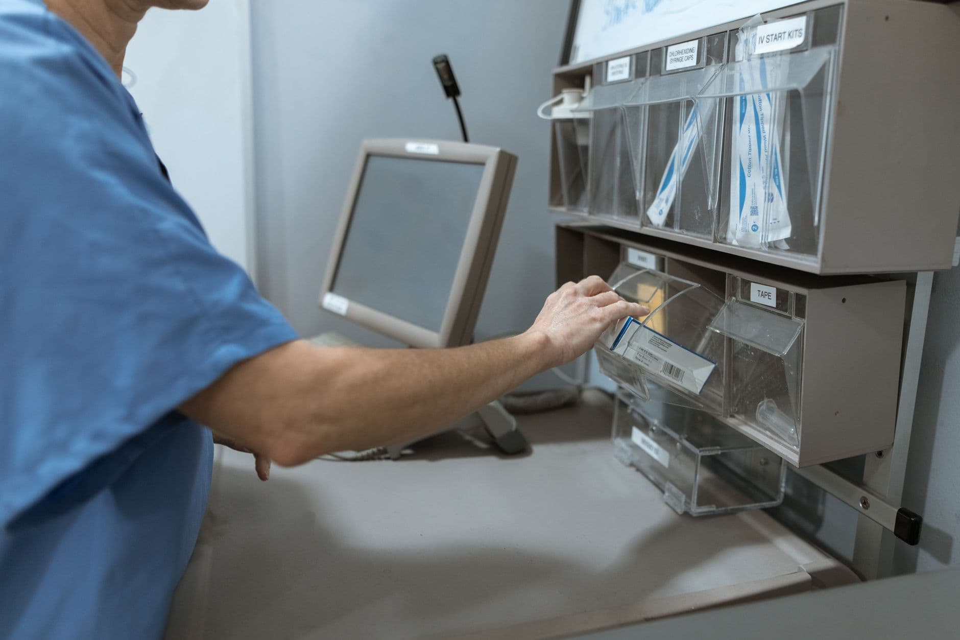 Mitarbeiterin ordnet medizinische Hilfsmittel im Sanitätshaus
