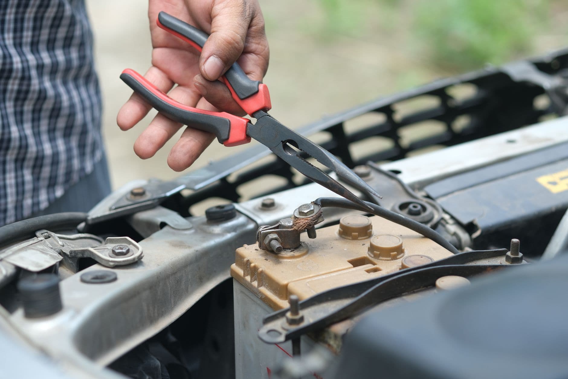Servicetechniker bei der Reparatur mit Werkzeug