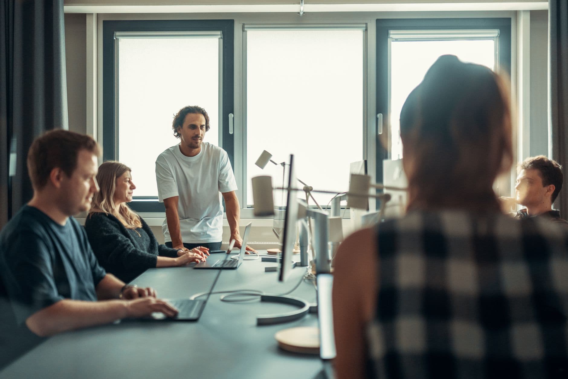 Team bei der Arbeit in einem modernen Büro
