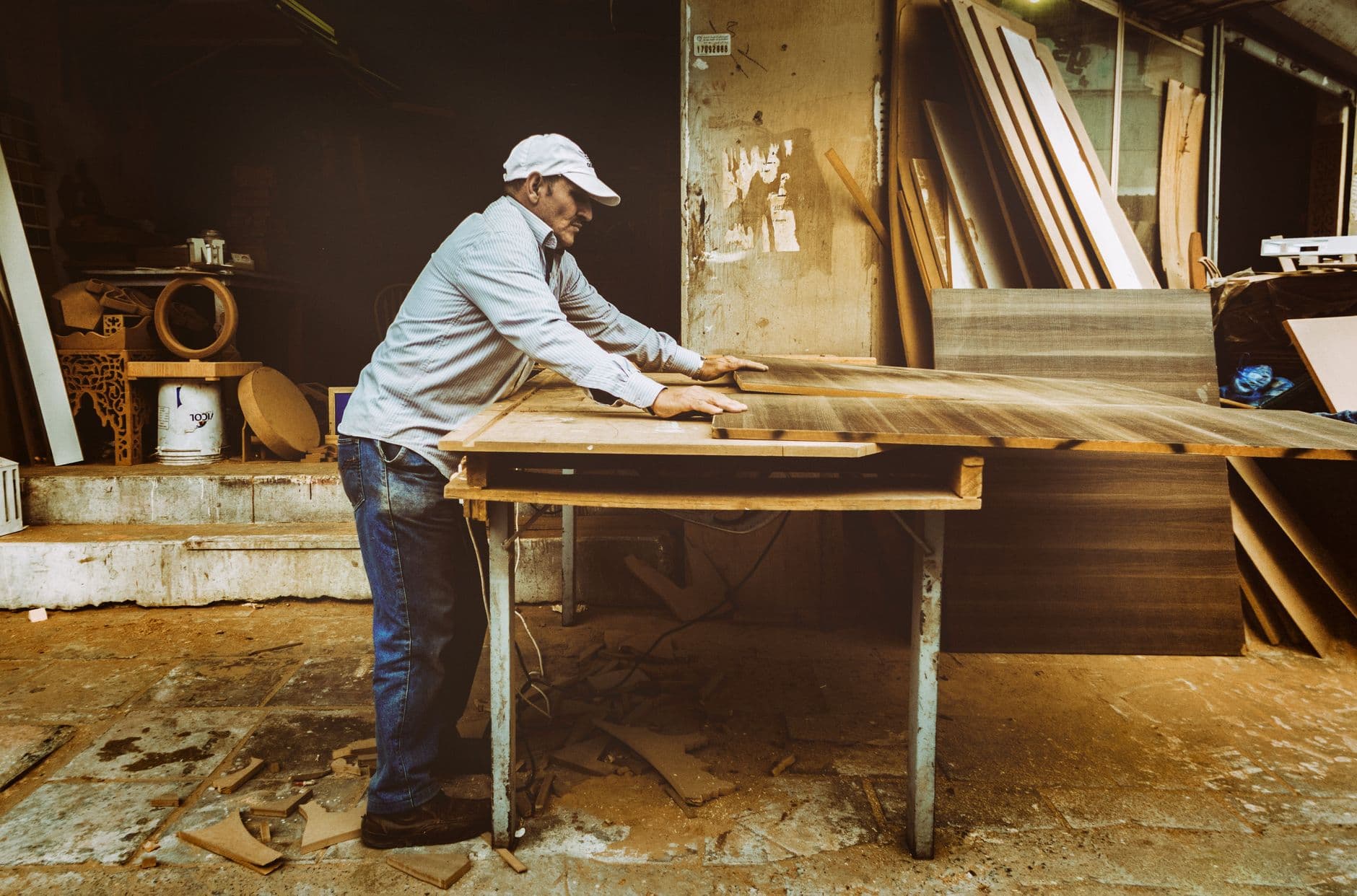 Tischler bei der Arbeit in der Werkstatt