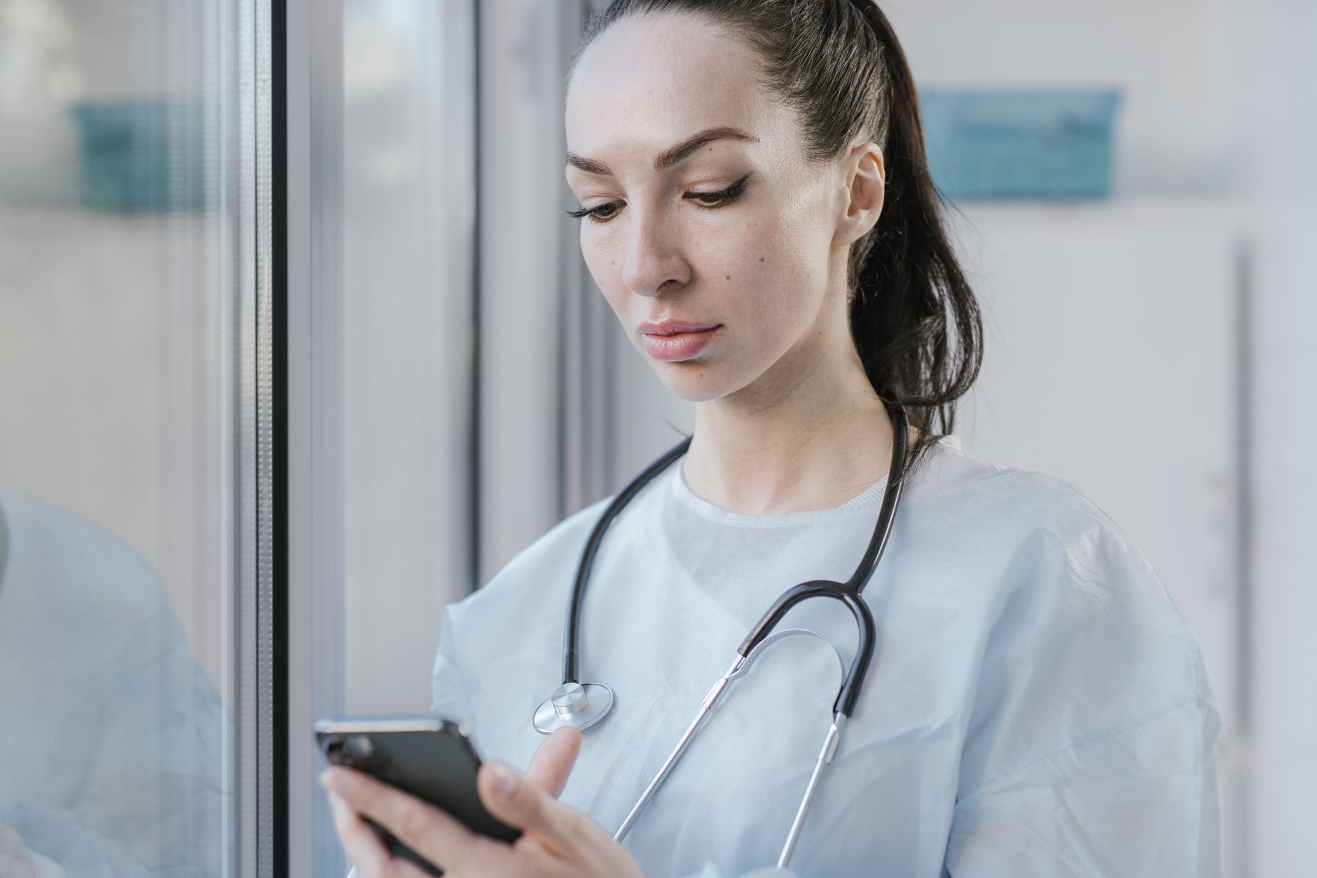 Ärztin nutzt ein Smartphone in der Klinik