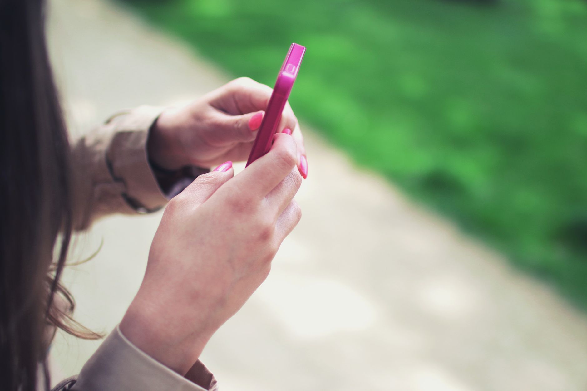 Person nutzt Social Media auf dem Smartphone