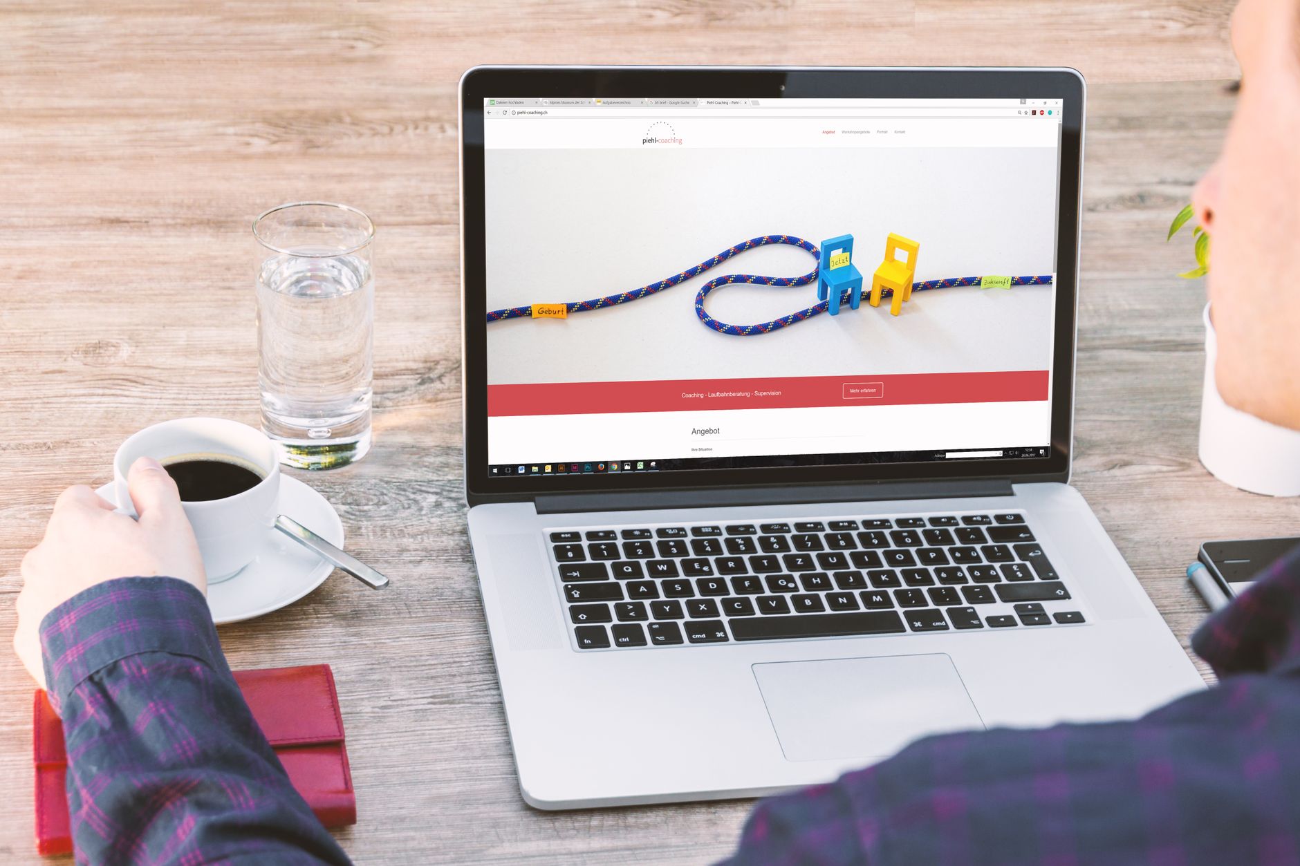Laptop mit Jobbörse auf dem Schreibtisch